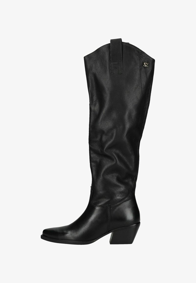 Botas de cuero negras hasta la rodilla con un acabado ligeramente texturizado. Presentan una punta afilada, un tacón bloque y un acento de logo en la parte superior.