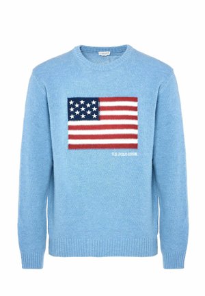 Maglione azzurro chiaro lavorato a maglia con emblema rettangolare della bandiera americana in rosso, bianco e blu; polsini e orlo a coste.