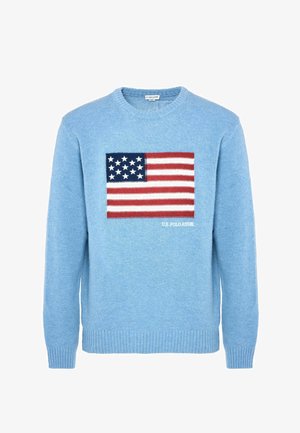Maglione azzurro chiaro lavorato a maglia con emblema rettangolare della bandiera americana in rosso, bianco e blu; polsini e orlo a coste.