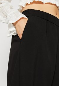 Vero Moda Stoffhose - black