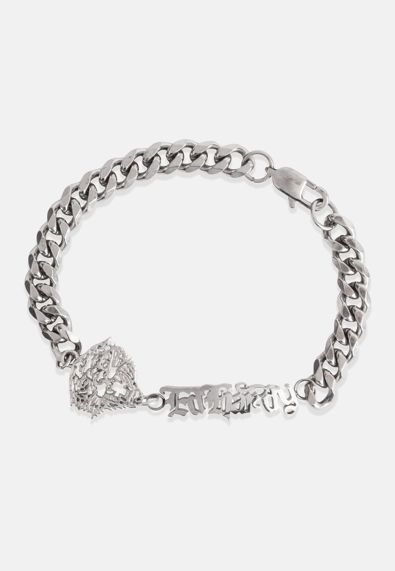 Hõbedane kettbracelet suure linkidega, millel on dekoratiivne südamevärv ja graveeritud silt sõnaga "Igavik". Sile tekstuur.