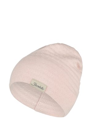 Weiche, rosa gestrickte Mütze mit feiner Blumenstruktur und einem kleinen rechteckigen Stoffetikett am Rand angenäht.