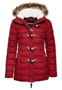 Czerwona pikowana kurtka z kapturem obszytym futerkiem, o prążkowanej fakturze, zapinana na klamry, z dwoma bocznymi kieszeniami. Podszewka wewnętrzna w kolorze kremowym.