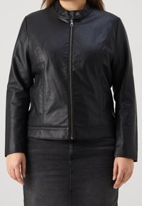 Giubbotto di pelle nera con colletto rialzato, chiusura frontale con zip, due tasche laterali e una texture liscia. Vestibilità aderente con maniche lunghe.