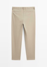 Pantalons beiges à jambe droite avec taille élastique, passants de ceinture et deux poches arrière passepoilées, présentés à plat de l'arrière.