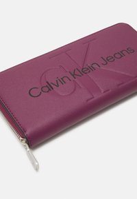 Calvin Klein Jeans SCULPTED ZIP AROUND MONO - Portafoglio - amaranth