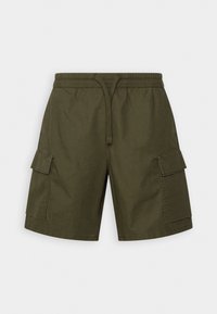 Shorts cargo vert olive en coton, avec une ceinture élastique à cordon de serrage et deux poches latérales. Texture lisse et coupe régulière.