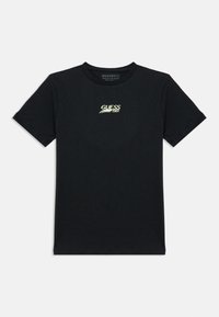 Μαύρο βαμβακερό t-shirt με μικρό κίτρινο και λευκό λογότυπο "GUESS 1981" στο αριστερό στήθος. Λαιμόκοψη στρόγγυλη, κοντά μανίκια.