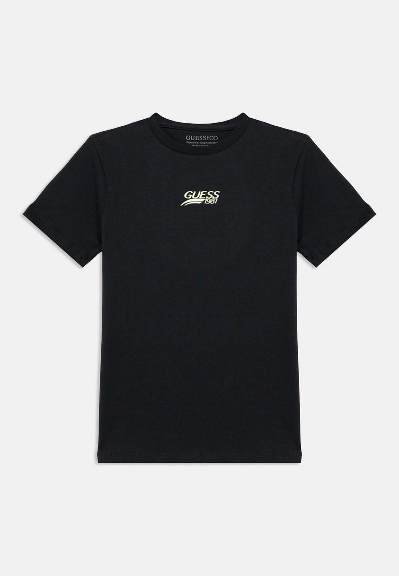 Μαύρο βαμβακερό t-shirt με μικρό κίτρινο και λευκό λογότυπο "GUESS 1981" στο αριστερό στήθος. Λαιμόκοψη στρόγγυλη, κοντά μανίκια.