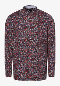 Camisa de manga larga con botones que presenta un fondo azul oscuro con un denso patrón floral en rojo, blanco y azul claro. Textura de tela suave.
