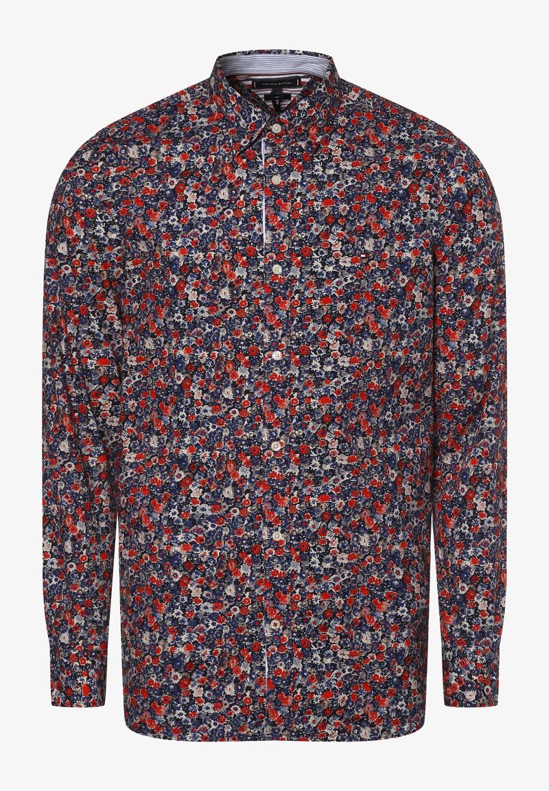 Camisa de manga larga con botones que presenta un fondo azul oscuro con un denso patrón floral en rojo, blanco y azul claro. Textura de tela suave.