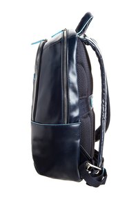 Mochila de cuero azul marino con un respaldo de malla texturizada, cremalleras dobles, un bolsillo lateral y acentos en azul claro. Presenta correas acolchadas para mayor comodidad.