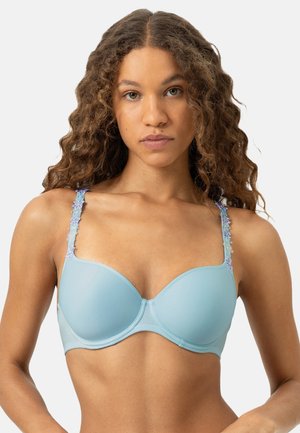 Hellblauer BH mit gepolsterten Körbchen, verziert mit floralem Design auf verstellbaren Trägern. Glatte Textur und Bügelunterstützung.