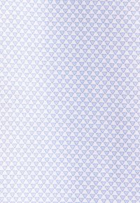 Tessuto azzurro chiaro con un motivo a triangoli che si ripete su uno sfondo bianco, caratterizzato da una consistenza morbida e una tessitura uniforme.