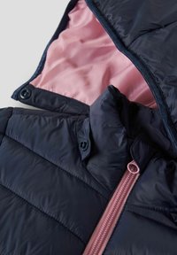 Chaqueta acolchada azul marino con un interior rosa, que presenta un cierre de cremallera y botones a presión. La tela parece suave con secciones acolchadas horizontales.