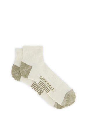 Chaussettes blanches à cheville avec des accents gris au talon et à la pointe, arborant le texte "MERRELL" et un motif rayé sur la semelle.