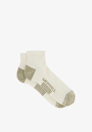 Białe skarpetki do kostek z szarymi akcentami na pięcie i palcach, z napisem "MERRELL" i paskowanym wzorem na podeszwie.