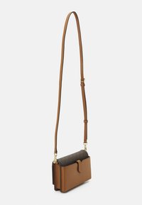 Braune Leder-Crossbody-Tasche mit einem strukturierten grauen Umschlag, verstellbarem Trageriemen und goldfarbener Hardware. Kompakte rechteckige Form mit Druckknopfverschluss.