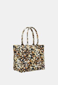 Borsa tote in stampa leopardata beige, con macchie marroni scure e nere. Presenta due manici robusti e una forma strutturata.