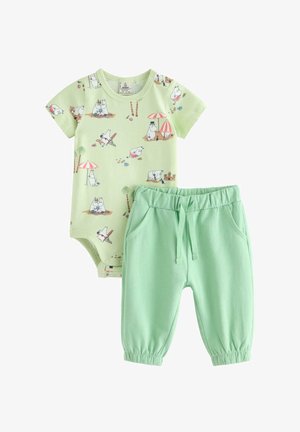 Lysegrøn babybody med tegneseriefigur og strandmotiver samt matchende mintgrønne bukser med elastik i taljen, snøre og lommer.