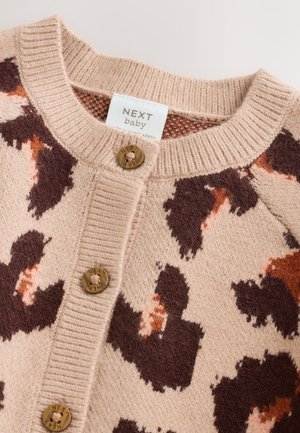 Beige gebreide cardigan met bruin en oranje abstract patroon, voorzien van een geribbelde kraag en knoopsluiting met "NEXT"-branding.
