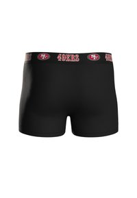 Bóxer negros con una banda elástica de marca que muestra "49ERS" y un logotipo. El material parece suave y elástico.