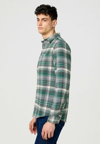 Wrangler LONG SLEEVE BRUSHED - REGULAR FIT - Camicia - green birch