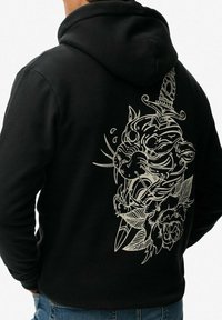 Czarna bluza z kapturem z dużym białym wzorem w stylu tatuażu przedstawiającym wściekłego panterę z dagą przez głowę i różami na plecach.