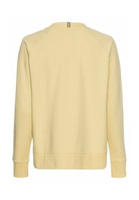 Geel sweatshirt met lange mouwen, geribbelde manchetten en onderkant. Heeft een subtiele textuur en een verticale naad bij de achterkant van de hals.