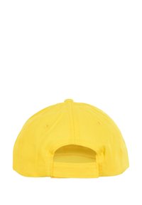 Gorra de béisbol de algodón amarillo brillante con ojales cosidos, visera curvada y una correa ajustable en la parte trasera. Textura suave.