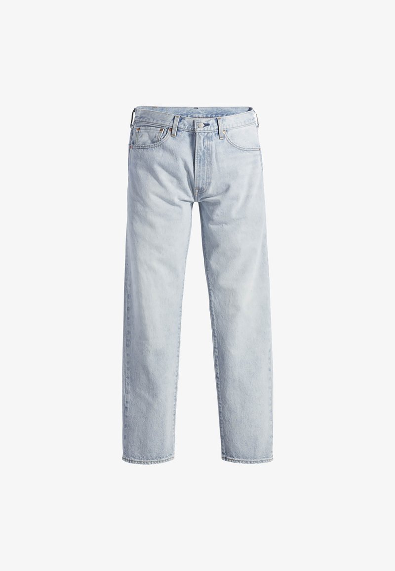 Jean en denim bleu clair avec un design à jambe droite, fermeture à boutons, cinq poches et une texture de décoloration subtile. Il présente des accents en métal.
