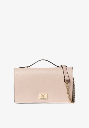 Pochette Marc Ellis en cuir rose clair avec poignée supérieure et bandoulière chaîne dorée, forme rectangulaire, surface texturée, et plaque logo à l'avant.