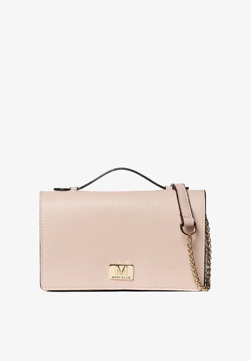 Pochette Marc Ellis en cuir rose clair avec poignée supérieure et bandoulière chaîne dorée, forme rectangulaire, surface texturée, et plaque logo à l'avant.