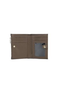 Portafoglio di stoffa marrone con chiusura a zip, più scomparti per carte, una tasca trasparente per l'ID e un bottone a pressione per una chiusura sicura. Superficie strutturata.