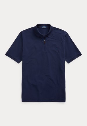 Marineblauw poloshirt met een opstaande kraag met rits, korte mouwen en een klein geborduurd logo op de borst. Gemaakt van zachte, ademende stof.