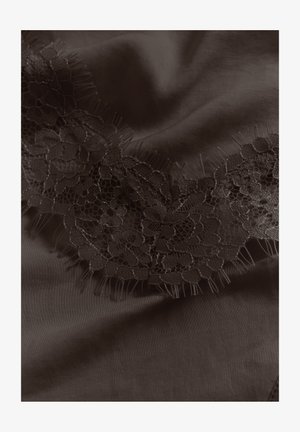 Tela oscura con delicado ribete de encaje floral que presenta malla fina y bordes con flecos, dispuesta con suaves pliegues y sombras.