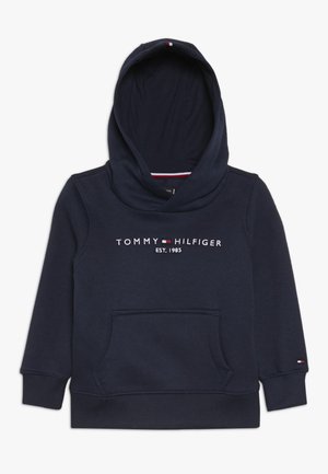 Granatowa bluza dla malucha z kapturem, przednią kieszenią kangur, ściągaczami na rękawach i logo "Tommy Hilfiger EST. 1985" na piersi.
