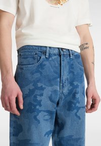 Vans CHECK-5 LOOSE CAMO PRINTED  - Vaqueros boyfriend - medium blue