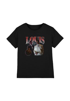 Schwarzes T-Shirt mit einer Grafik von drei Männern in Anzügen und dem Wort "LOUIS" in großen roten und weißen Buchstaben darüber.