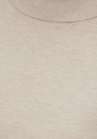Beige Rollkragenpulloverstoff, weiche Textur, glatte Oberfläche, gerippte Kragen-Details, Nahaufnahme des Materials.