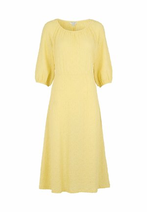 Gele textuurige midijurk met 3/4-pofmouwen en een ronde hals.
