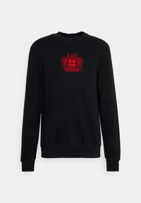 Svart sweatshirt med rund halsringning. Har ett rödbroderat emblem i mitten. Tillverkad av ett mjukt och slätt material. Ribbad mudd.