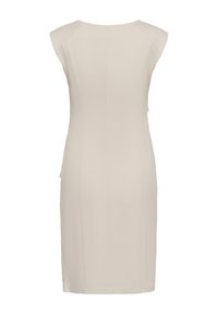 Robe beige sans manches, longueur genou, silhouette ajustée avec des détails de coutures le long du dos.