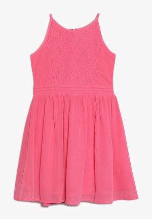 Robe sans manches rose avec des détails en dentelle sur le haut du buste, taille cintrée avec des plis et une jupe fluide.