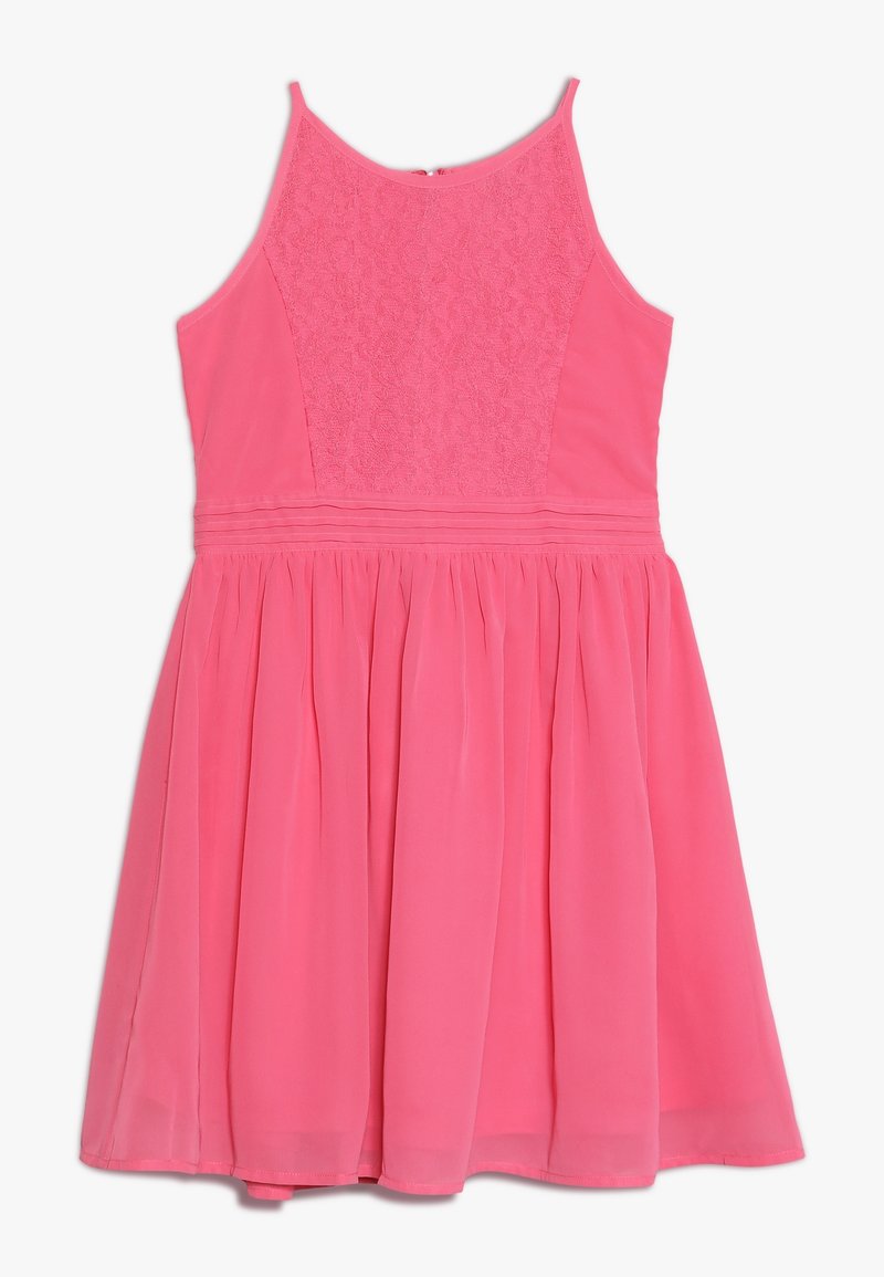 Roze mouwloze jurk met kantdetails op de bovenkant van de bodice, een aansluitende taille met plissee's en een vloeiende rok.