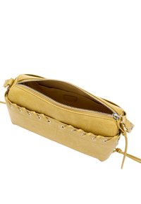 Żółta skórzana torba z zamkiem błyskawicznym, plecioną fakturą po bokach oraz miękkim wnętrzem, zaprojektowana do kompaktowego przechowywania.