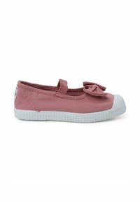 Růžová plátěná nazouvací bota s mašlí, bílou gumovou špičkou a texturovanou bílou podrážkou. Obsahuje malé logo na boku.