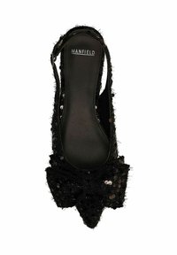 Zwarte pailletten slingback schoen met een spitse neus en strikaccent. Kenmerkt zich door een gestructureerde bovenkant met een gladde binnenvoering. Merketiket zichtbaar.