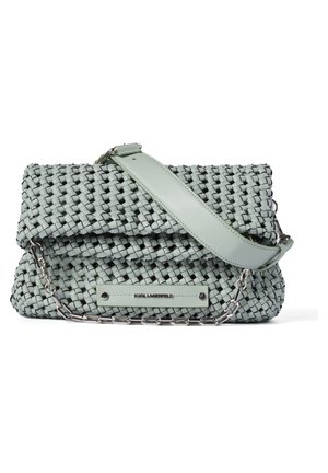 Lichtgroene gevlochten leren handtas met brede schouderriem, zilveren ketting en Karl Lagerfeld-logoplaat aan de voorkant.