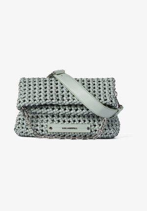 Lichtgroene gevlochten leren handtas met brede schouderriem, zilveren ketting en Karl Lagerfeld-logoplaat aan de voorkant.